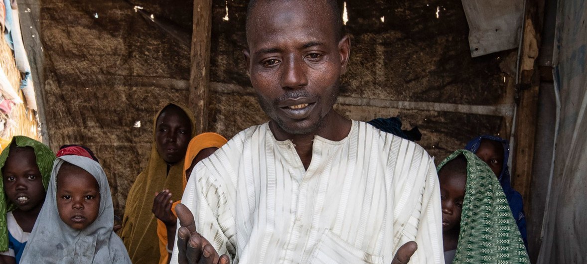Mohammed Lawan Goni, mkimbizi kutoka Nigeria akisali na familia yake katika kambi ya Minawao nchini Cameroon