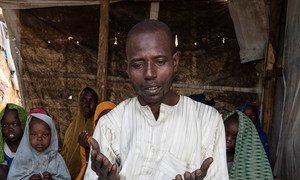 Мохаммед Лаван Гони, нигерийский беженец, живущий в Камеруне, молится со своей семьей в лагере Минавао. (4 февраля 2019)