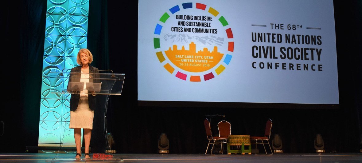 联合国主管全球通传播事务的副秘书长艾莉森·斯梅尔在犹他州盐湖城举行的第68届联合国民间社会会议上发表讲话。(2019年8月26日)