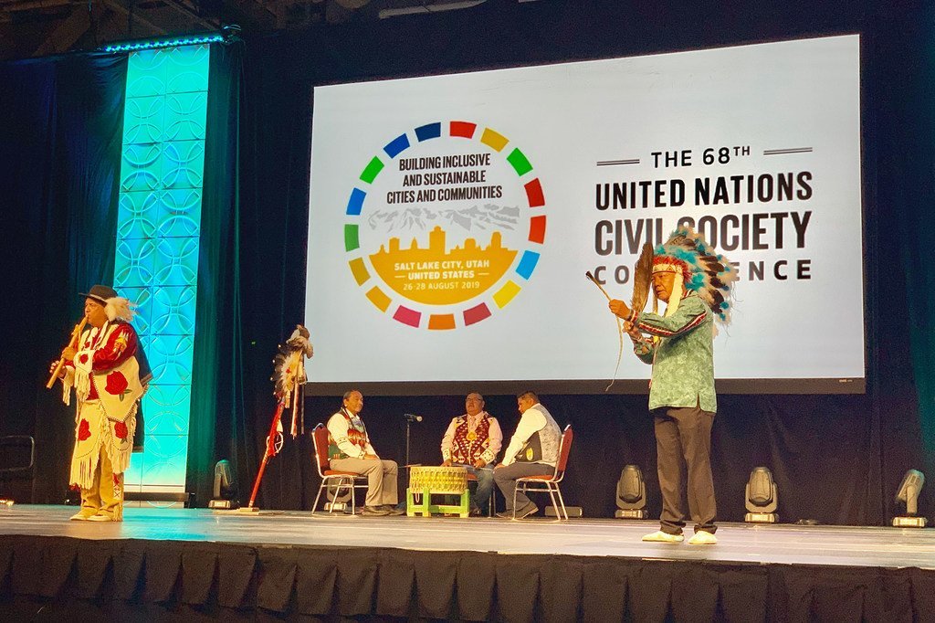 犹他州的土著美洲人社区在犹他州盐湖城举行的第68届联合国民间社会会议上举行了传统仪式。(2019年8月26日)