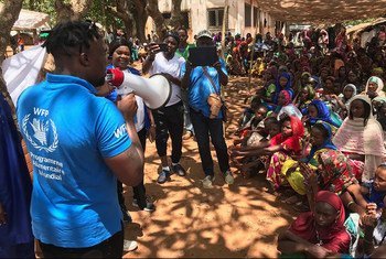 Food distribution site in the Elevages internally displaced refugee camp in Bambari, Central African Republic. (26 August 2019)
