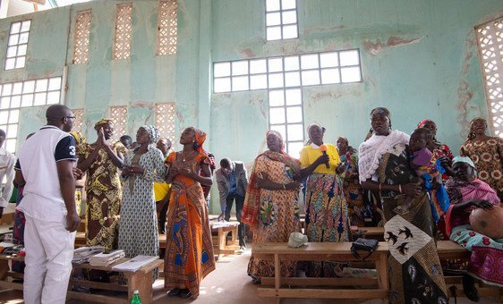 Muitos camaroneses buscam refúgio da violência em igrejas, escolas e outros edifícios