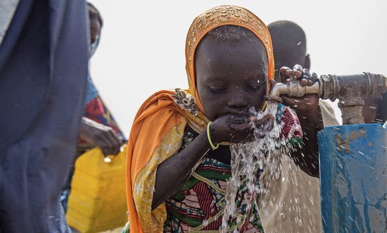 طفلة تشرب الماء في مخيم باكاسي للنازحين بنيجيريا (13 آذار/مارس 2017)
