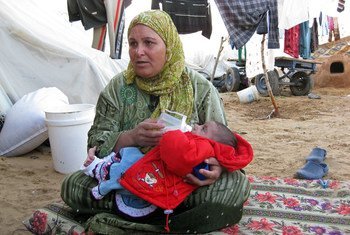 ग़ाज़ा में एक विस्थापित महिला अपने बच्चे को दूध पिलाते हुए, इसराइल और फ़लस्तीन के बीच संघर्ष ने बहुत से लोगों के जीवन को स्थिर कर रखा है.