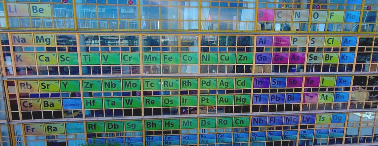 La tabla periódica en la fachada del edificio principal de la Facultad de Química de la UNAM