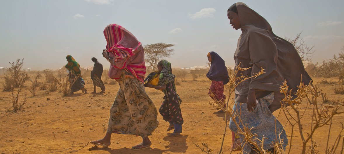 Refugiados de Somalia llegan al campamento de Burumino en Etiopía. Debido a las escasas precipitaciones y la situación de inseguridad, el número de personas que huyen ha aumentado.
