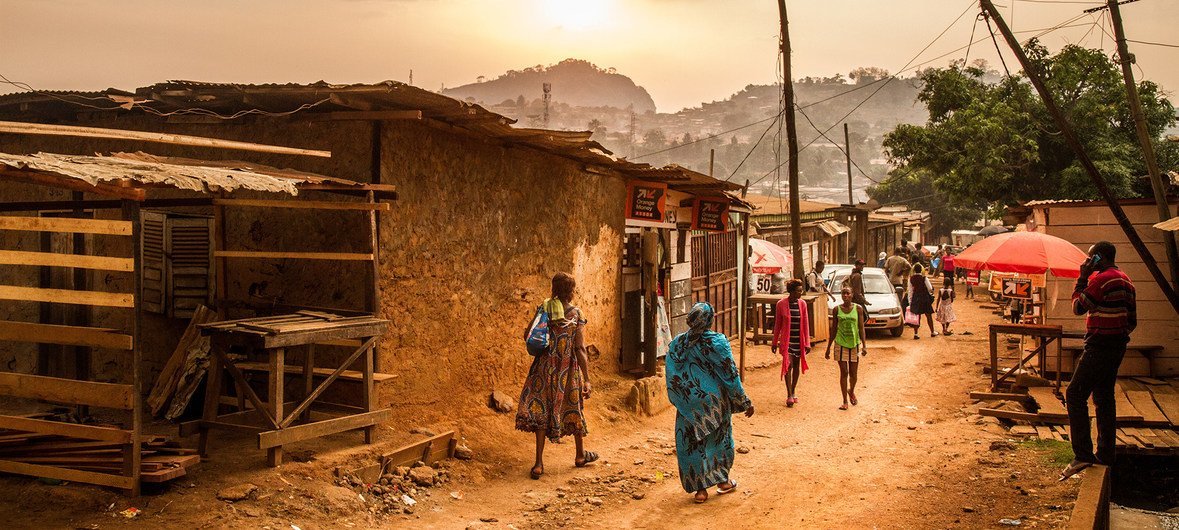 Le matin dans les rues de Melen, un bidonville au milieu de la capitale du Cameroun, Yaoundé.