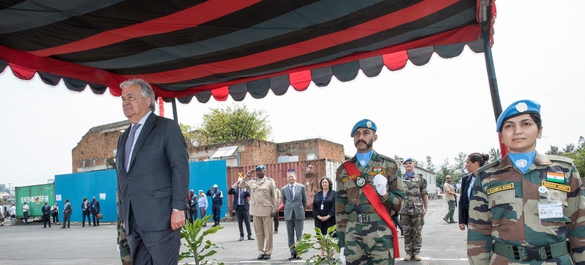 El Secretario General de la ONU visita a las tropas de cascos azules en la República Democrática del Congo
