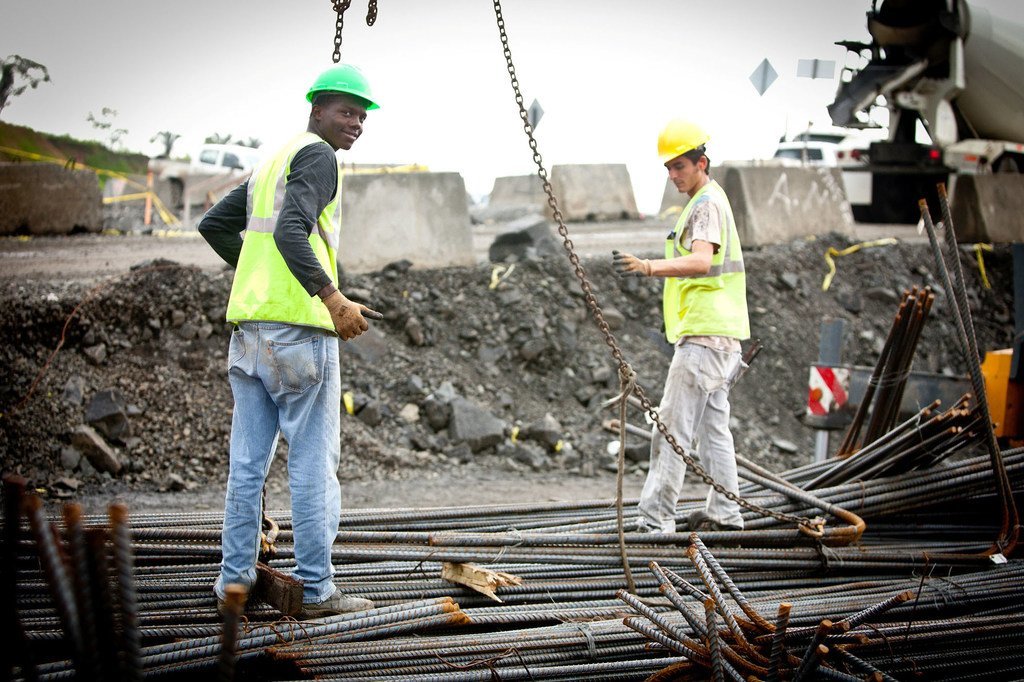 Des ouvriers travaillent à l'élargissement du canal de Panama.
