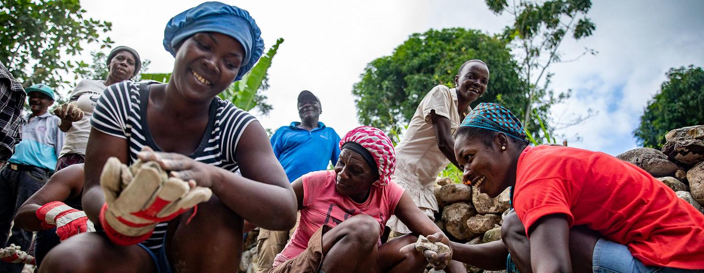Жительницы Гаити помогают ликвидировать последствия разрушительного землетрясения, которое произошло на острове  14 августа 2021 года. 
