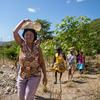 Mulheres unidas em esforço comunitário para reabilitar estradas danificadas pelo terremoto no sudoeste do Haiti