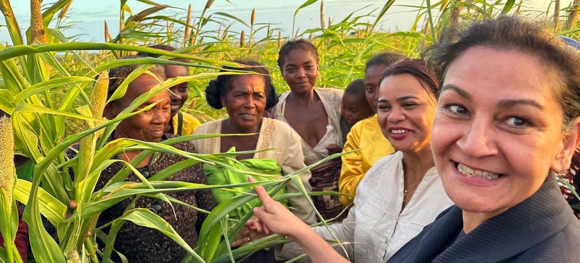 موسمیاتی بحران پر اقوام متحدہ کی رابطہ کار رینا گیلانی باجرے کے کھیت میں خواتین کسانوں کے ساتھ۔