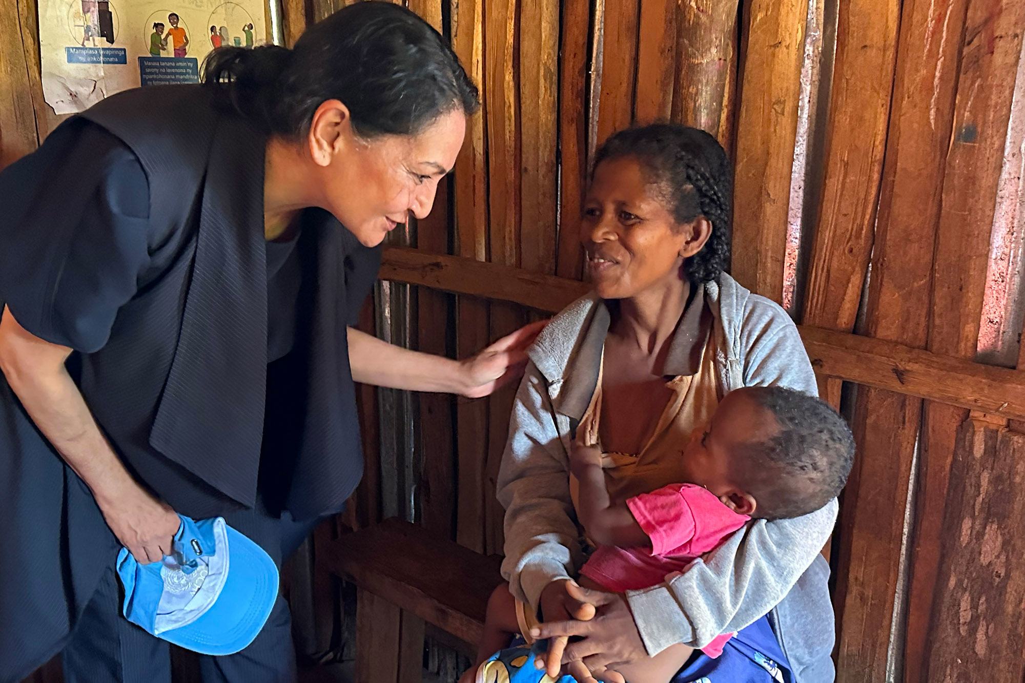 La Coordinatrice des Nations Unies pour la crise climatique, Reena Ghelani (à gauche), s'entretient avec une mère et son enfant dans le sud de Madagascar.