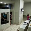 Niños y mujeres migrantes se encuentran detenidos en un centro de detención migratoria en la frontera entre Estados Unidos y México.