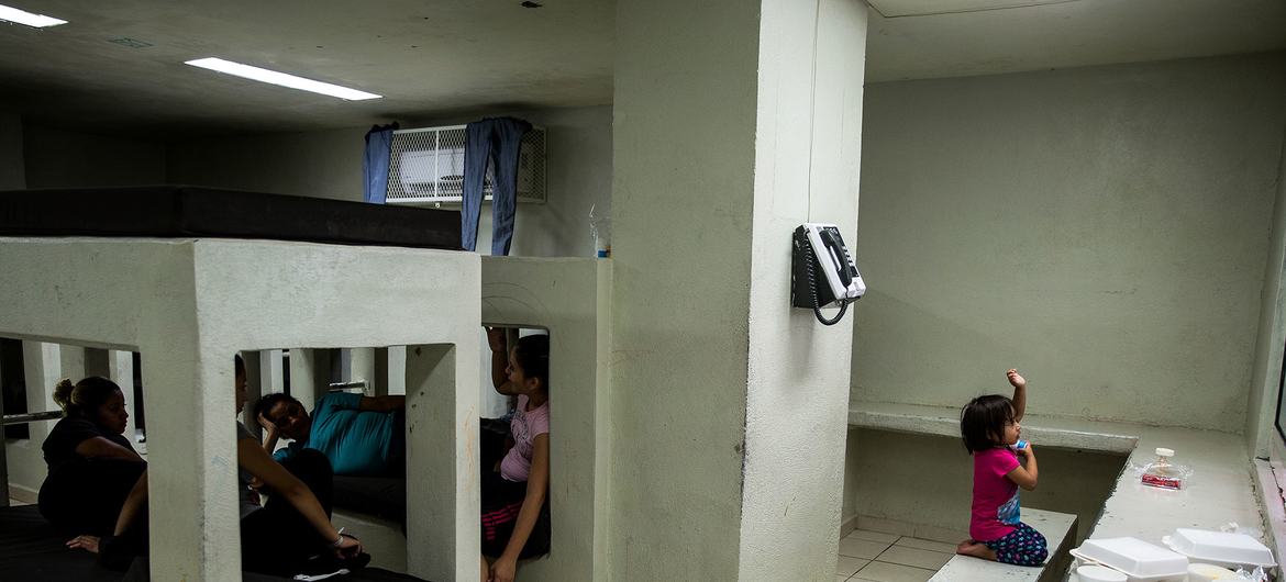 La política de Estados Unidos de enviar migrantes a terceros países los expone a tortura y graves abusos, advierten expertos