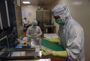 कोविड-19 महामारी की ऐस्ट्राज़ेनेका-ऑक्सफ़र्ड वैक्सीन, लाइसेंस के तहत, भारत में निर्मित की जा रही है.