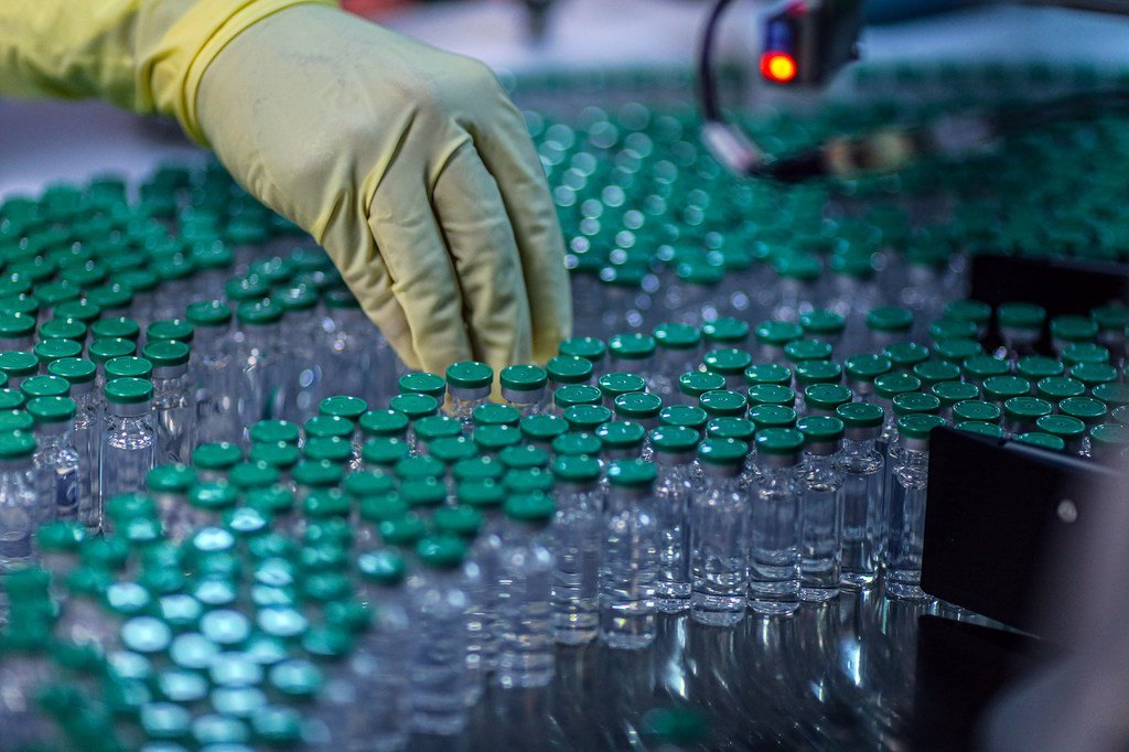 在印度西部浦那的一家工厂正在生产用于新冠疫苗的小瓶。 