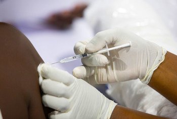 Una persona en Côte d'Ivoire recibe la vacuna contra el COVID-19.