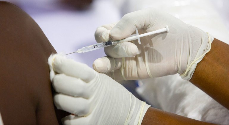 يتم إدارة اللقاحات ضد كوفيد-19 في جميع أنحاء العالم، بما في ذلك كوت ديفوار.