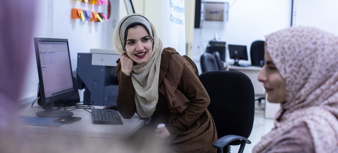 जॉर्डन में दो युवा महिलाएं डिजिटल कौशल करियर कार्यक्रम में भाग लेती हुईं.