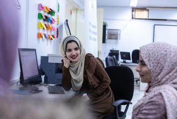 जॉर्डन में दो युवा महिलाएं डिजिटल कौशल करियर कार्यक्रम में भाग लेती हुईं.