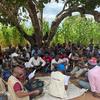 Funcionários do Acnur realizam uma avaliação de necessidades com algumas pessoas que chegam a Namapa, na província de Nampula, após fugir de ataques recentes de grupos armados não estatais em Cabo Delgado