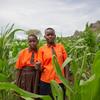 Wanafunzi wawili katika shamba la mahindi iliyopandwa ili kuhakikisha lishe bora shuleni katika eneo la Karamoja nchini Uganda.