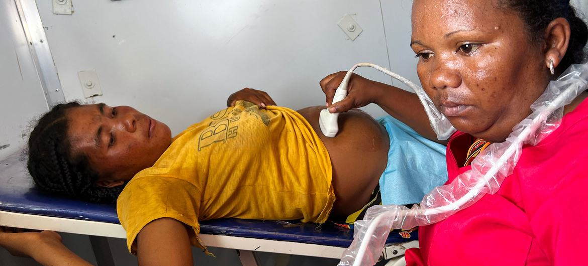 Uma mulher grávida é examinada em uma clínica móvel no sul de Madagascar Uma mulher grávida é examinada em uma clínica móvel no sul de Madagascar