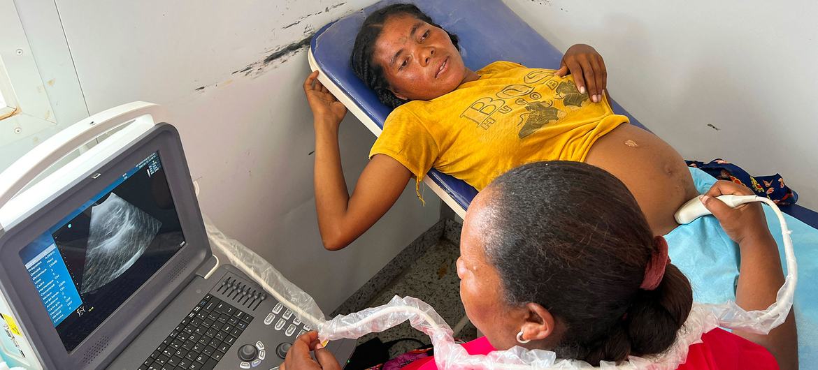 Une femme enceinte bénéficie d'un suivi dans une clinique mobile soutenue par l'ONU dans le sud de Madagascar.