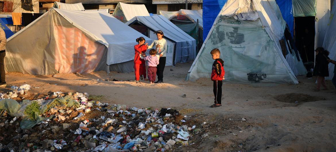 Muitos palestinos estão agora vivendo em abrigos em condições insalubres porque suas casas foram destruídas. 