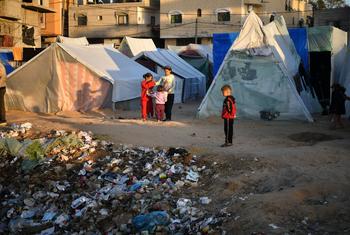 Muitos palestinos estão agora vivendo em abrigos em condições insalubres porque suas casas foram destruídas. 