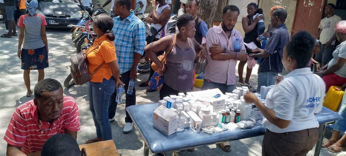 Uma equipe móvel de saúde apoiada pelo Unfpa visita um local para pessoas deslocadas perto da capital do Haiti, Porto Príncipe