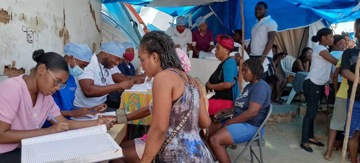 Women in Port-au-Prince attend a mobile clinic supported by UNFPA.