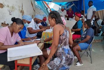 Женщины в поддерживаемой ЮНФПА мобильной клинике в Порт-о-Пренсе.