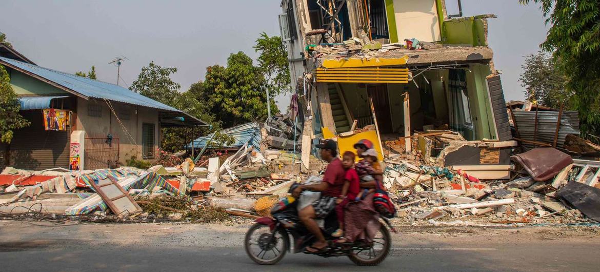 Prédio desaba em Sagaing, Mianmar, após terremoto de março de 2025 Prédio desaba em Sagaing, Mianmar, após terremoto de março de 2025