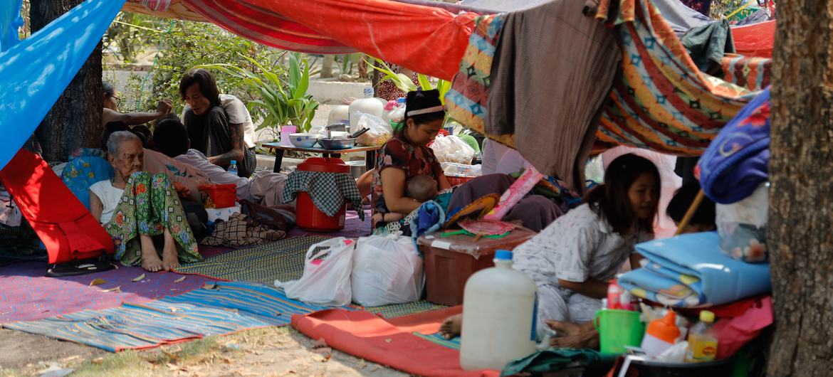 أشخاص يقيمون في مخيمات خارجية بعد تدمير منازلهم بسبب زلزال بقوة 7.7 ضرب ميانمار.