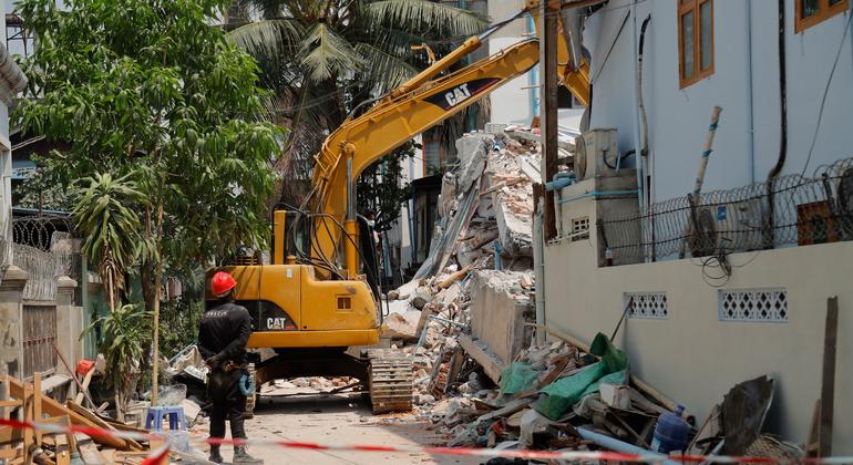 Спасатели пытаются найти выживших в разрушенном здании после землетрясения в Мандалае.