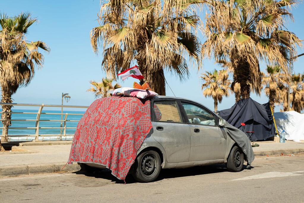 Вынужденные переселенцы нашли убежище на набережной Бейрута.