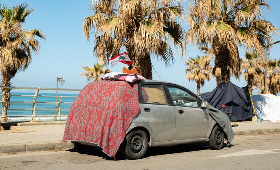 Вынужденные переселенцы нашли убежище на набережной Бейрута.