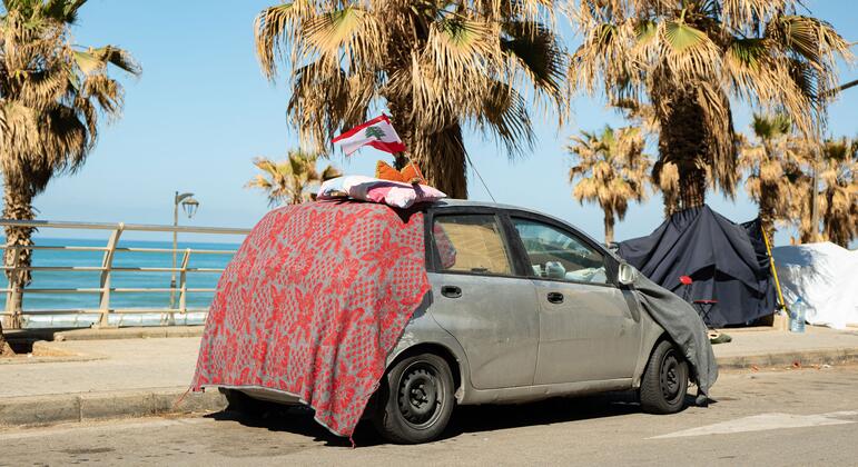 Вынужденные переселенцы нашли убежище на набережной Бейрута.