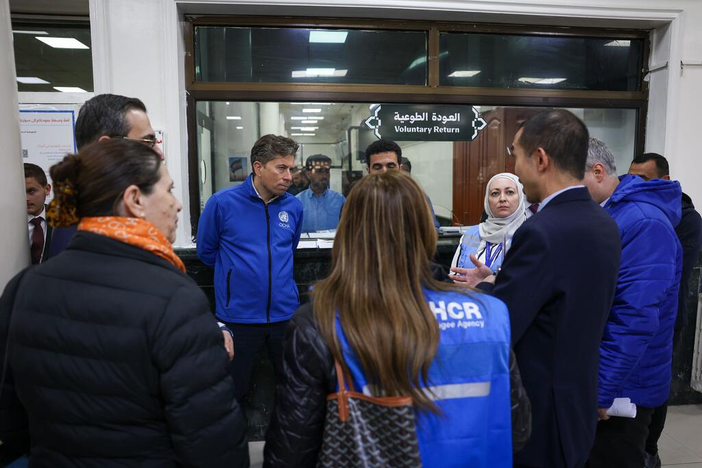 وكيل الأمين العام للأمم المتحدة للشؤون الإنسانية توم فليتشر يلتقي مسؤولين حكوميين وفرق استجابة محلية في معبر جديد يابوس الحدودي بين لبنان وسوريا.