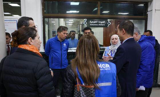 وكيل الأمين العام للأمم المتحدة للشؤون الإنسانية توم فليتشر يلتقي مسؤولين حكوميين وفرق استجابة محلية في معبر جديد يابوس الحدودي بين لبنان وسوريا.