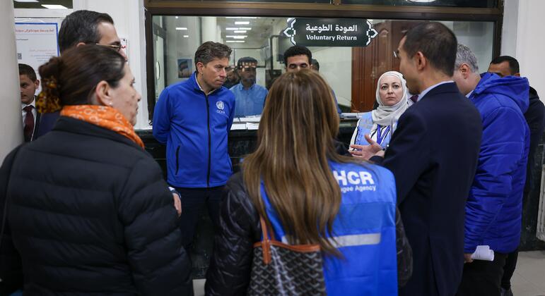 وكيل الأمين العام للأمم المتحدة للشؤون الإنسانية توم فليتشر يلتقي مسؤولين حكوميين وفرق استجابة محلية في معبر جديد يابوس الحدودي بين لبنان وسوريا.