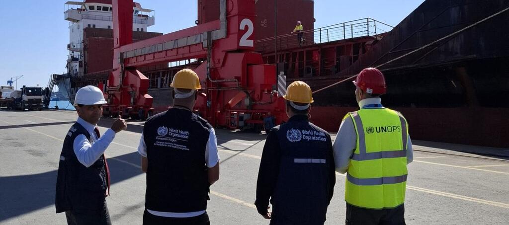 联合国驻塞浦路斯官员正在监督为加沙装载紧急人道主义物资的工作。