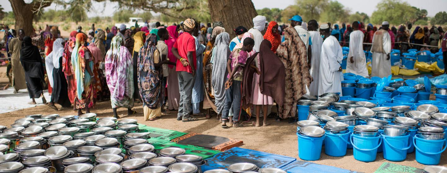 De la nourriture et d'autres articles sont distribués au Tchad aux personnes qui ont fui la violence au Soudan.