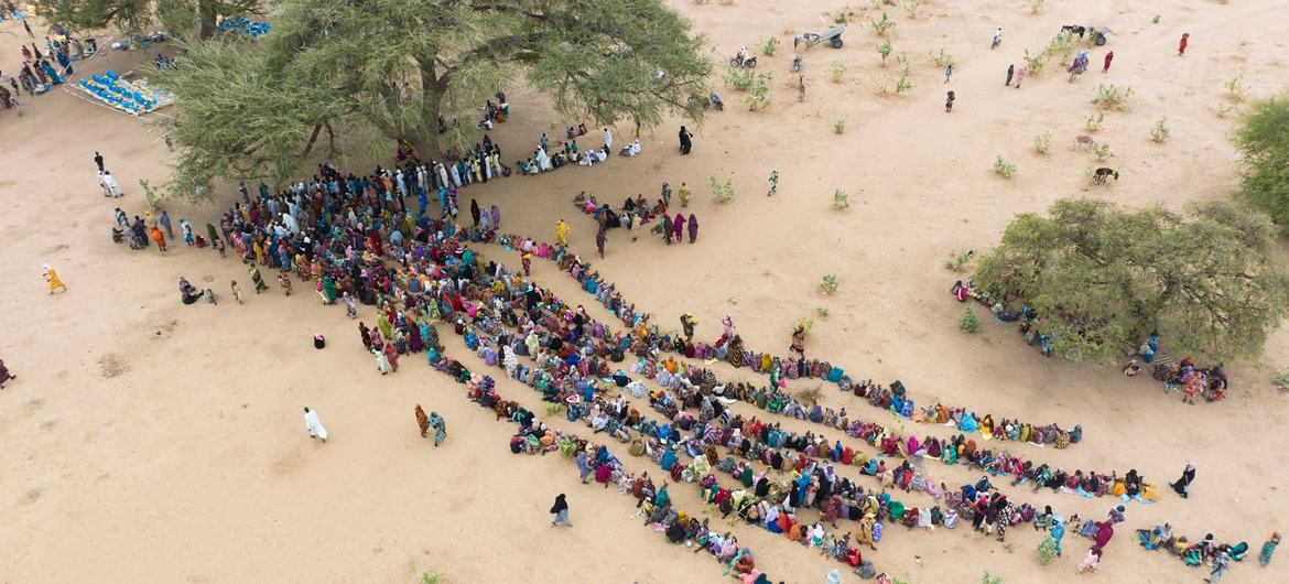 Des personnes déplacées par le conflit au Soudan font la queue pour recevoir de l'aide à leur arrivée au Tchad.