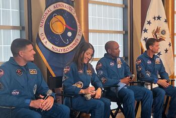 Les astronautes d'Artemis II, Reid Wiseman, Christina Koch, Victor Glover et Jeremy Hansen, sont assis en rangée avec l'hôte Mike Waltz lors d'un panel en direct aux Nations Unies.
