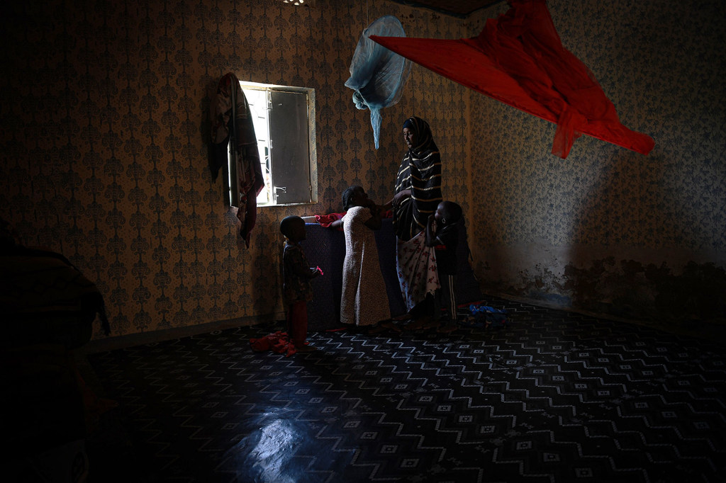 تشترك أمينة عبد الرحمن في غرفة مع ثلاثة من أطفالها الستة في غاروي ، الصومال ، بعد الفرار من اندلاع القتال في لاسكانود ، على بعد 127 كيلومترًا.