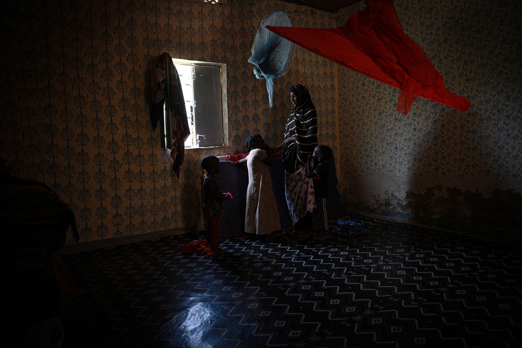 Amina Abdirahman deel 'n kamer met drie van haar ses kinders in Garowe, Somalië, nadat sy gevlug het uit 'n uitbreek van gevegte in Laacaanood, 127 km verder.