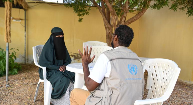 Un spécialiste des droits de l'homme de la Mission d'assistance des Nations Unies en Somalie (UNSOM) s'entretient avec l'une des femmes déplacées à Laascanood, Garowe, le 27 février 2023...